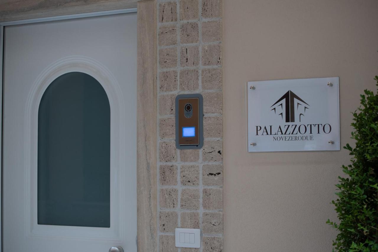 לינה וארוחת בוקר קרוטונה Palazzotto 902 מראה חיצוני תמונה